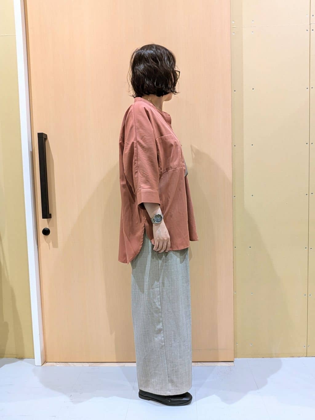 いこさんの「SHOO･LA･RUE｜【S-LL/洗濯後しわになりにくい】コットン風 前あきドルマンブラウス」を使ったコーディネート