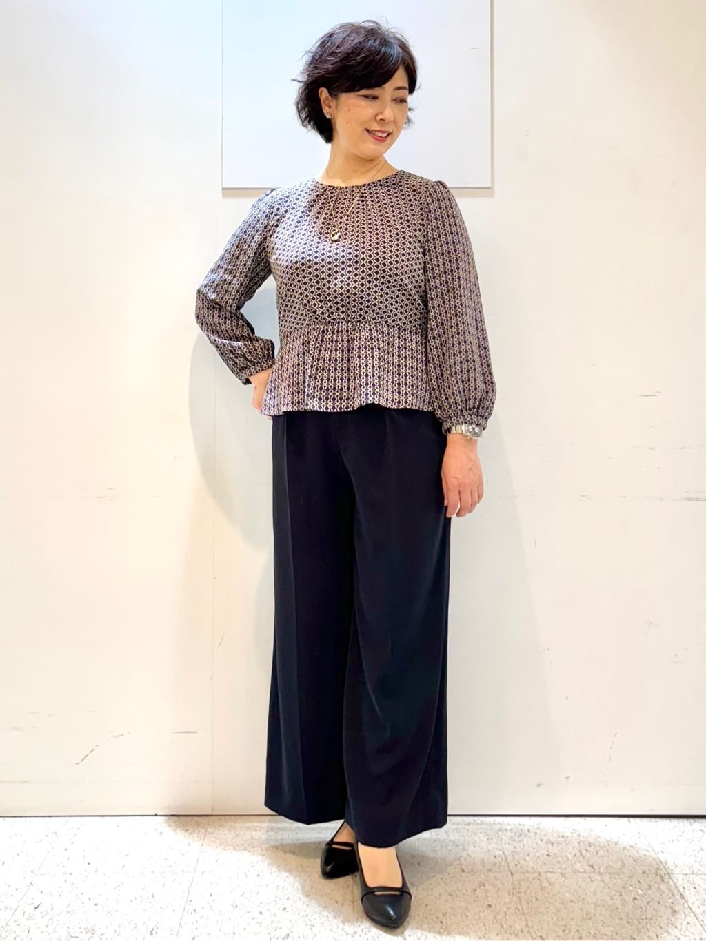 ヤスコさんの「Reflect｜【きちんと見え／セットアップ可／通勤におすすめ◎】ペプラムプリントブラウス」を使ったコーディネート