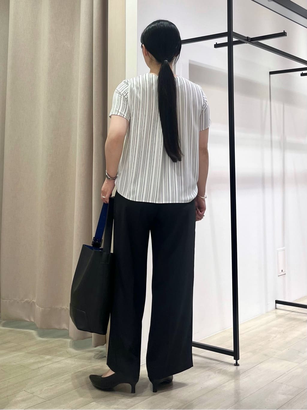 hasuさんの「INDIVI｜【洗える／通勤】無地＆マルチストライプ柄Vネックブラウス」を使ったコーディネート