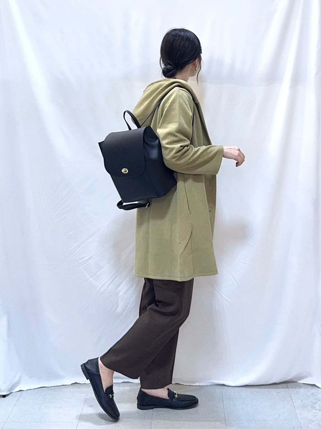 𝐇𝐢𝐫𝐨𝐦𝐢さんの「SHOO･LA･RUE｜【S-LL】ウエストリボンがアクセント ゆったりテーパードパンツ」を使ったコーディネート