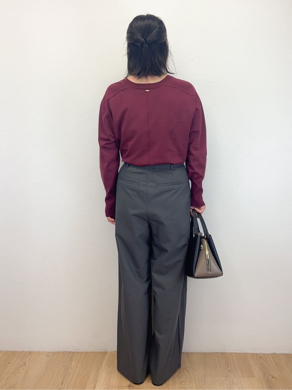 Takeさんの「OPAQUE.CLIP｜リラクシーVネックニット【洗濯機洗OK】《6col》」を使ったコーディネート