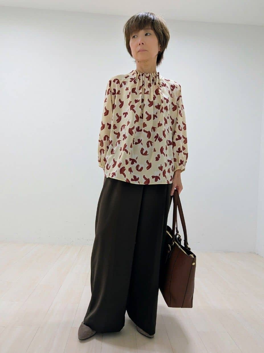 nishiさんの「Reflect｜【ジャケットのインナーにおすすめ◎】花柄タックデザインブブラウス」を使ったコーディネート