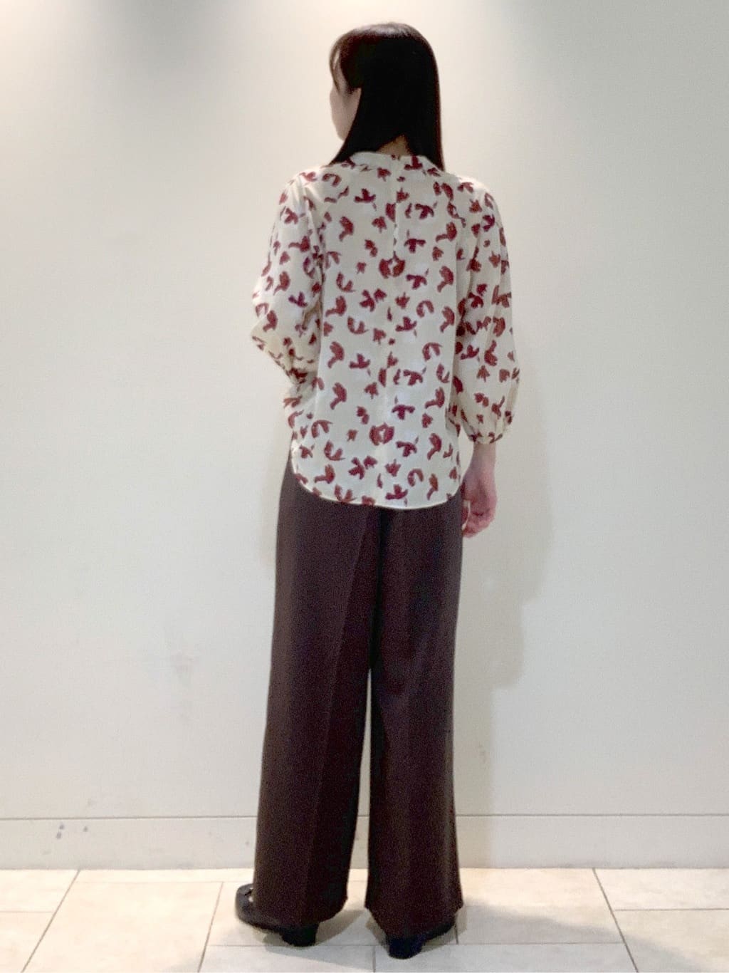 ヤマグチさんの「Reflect｜【ジャケットのインナーにおすすめ◎】花柄タックデザインブブラウス」を使ったコーディネート