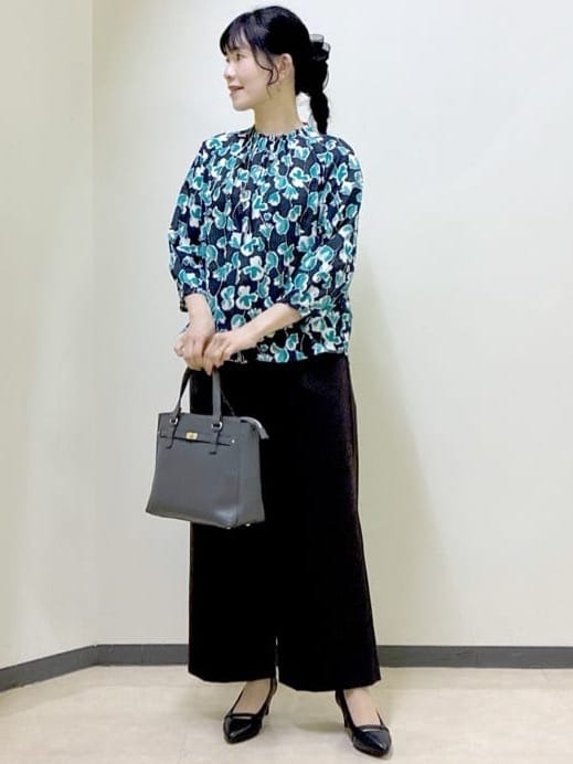  beni_gingerさんの「Reflect｜【ジャケットのインナーにおすすめ◎】花柄タックデザインブブラウス」を使ったコーディネート