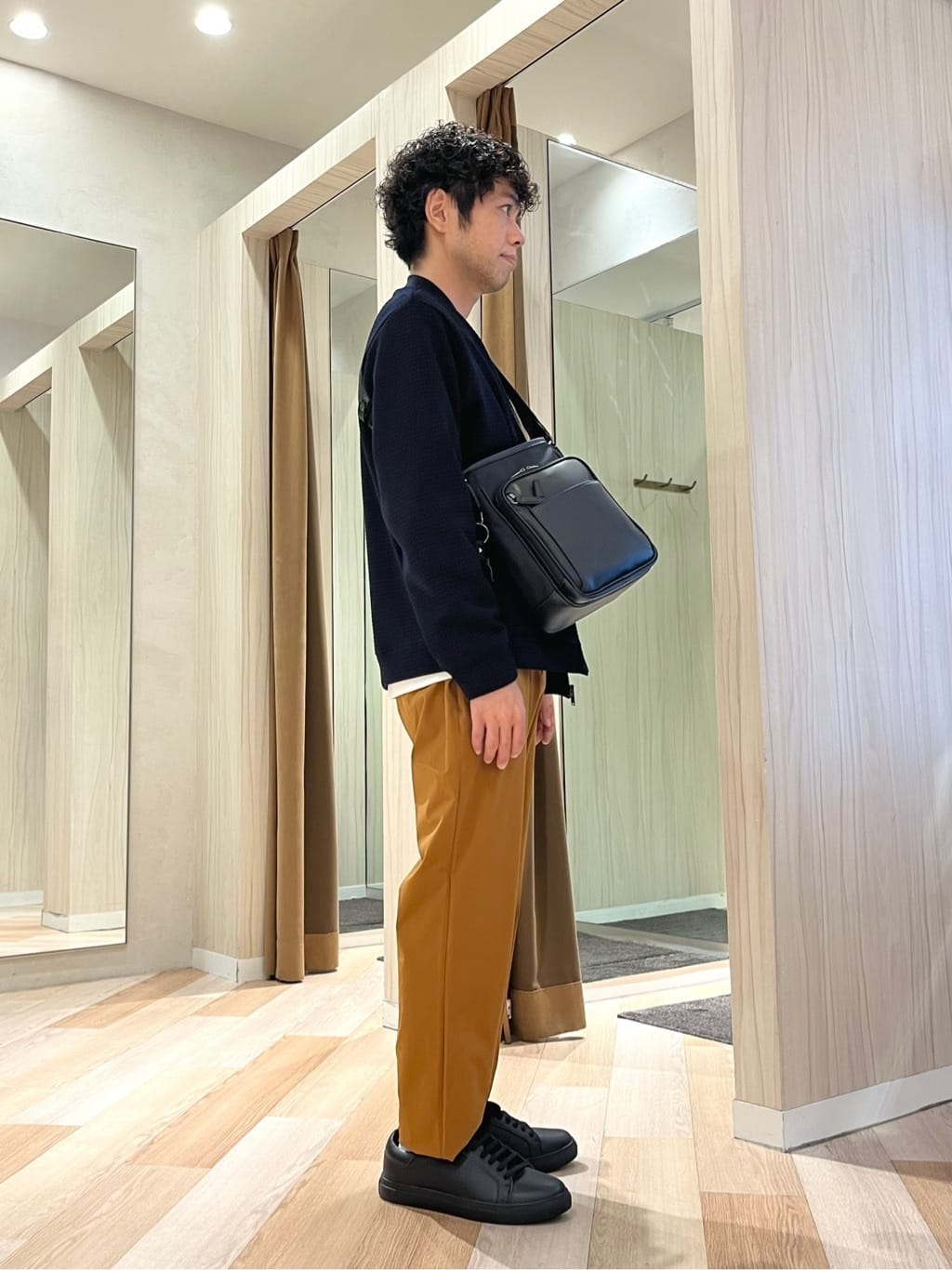 URAさんの「TAKEO KIKUCHI｜【尾州織】ブリスタ Vネック カットソー」を使ったコーディネート