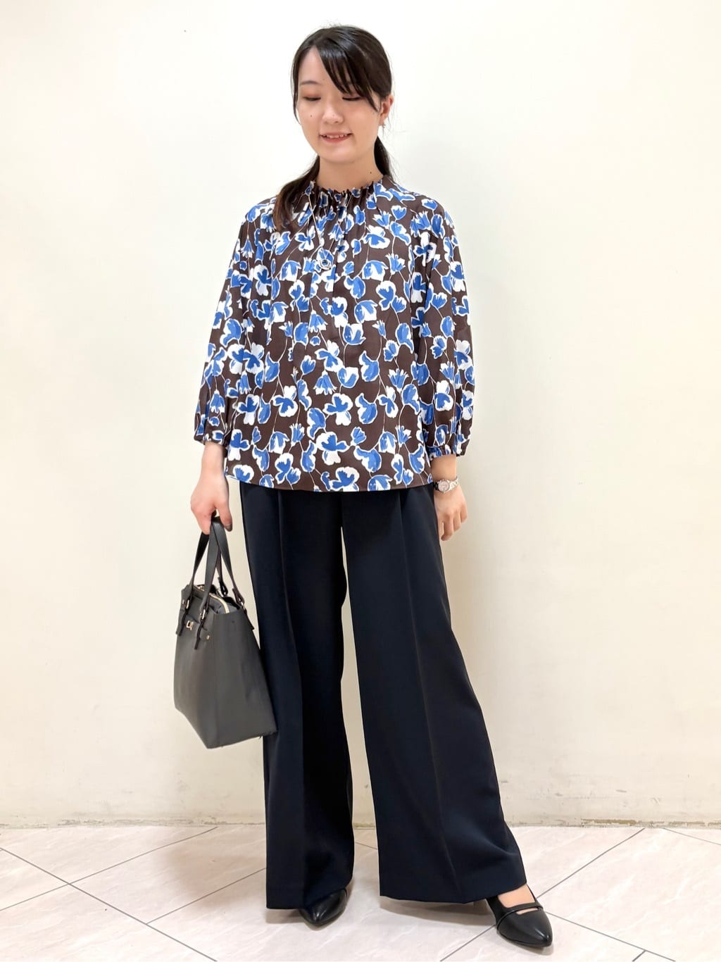 mikiさんの「Reflect｜【ジャケットのインナーにおすすめ◎】花柄タックデザインブブラウス」を使ったコーディネート
