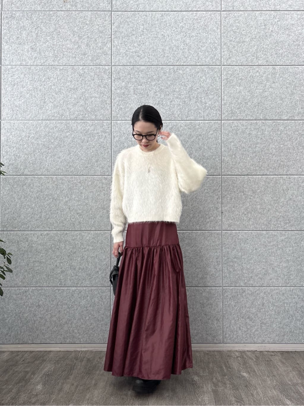 ひなさんの「INDIVI｜レザーライクマキシスカート」を使ったコーディネート