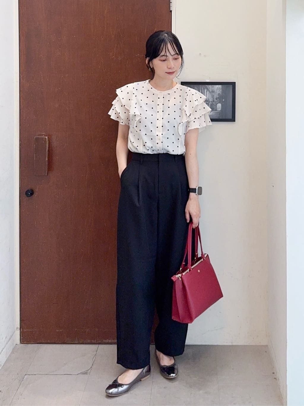 𝐇𝐢𝐫𝐨𝐦𝐢さんの「SHOO･LA･RUE｜【無地/ドット柄】お袖フリルが華やぐ きれいめブラウス」を使ったコーディネート