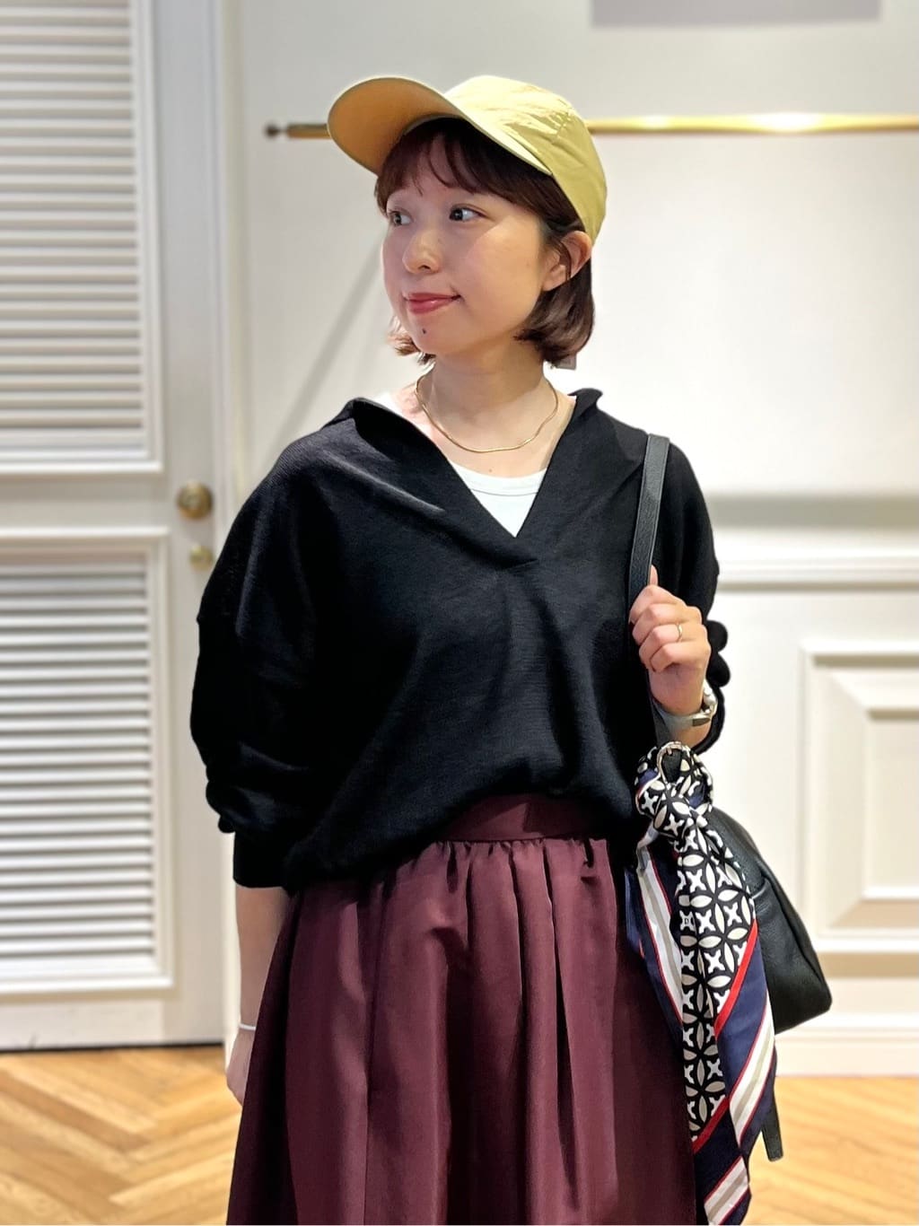 つじ まこさんの「DRESSTERIOR｜オーバーラップサークルシルクスカーフ」を使ったコーディネート