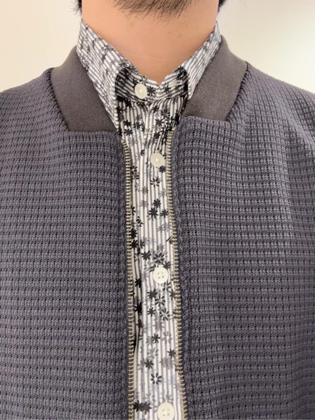 及川さんの「TAKEO KIKUCHI｜ストライプ小花 長袖シャツ」を使ったコーディネート
