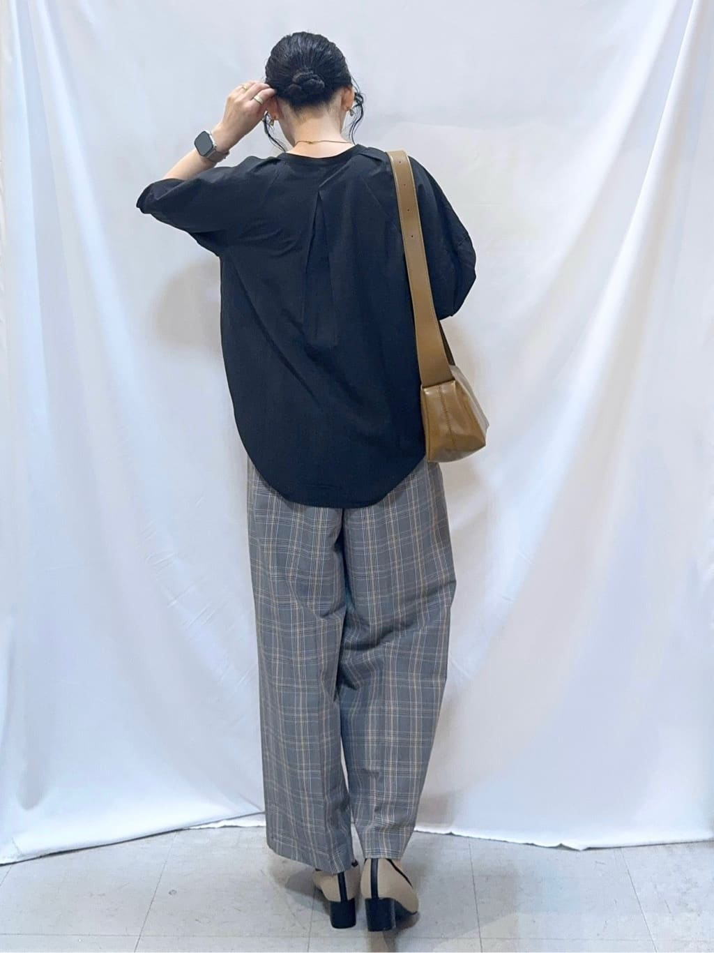 𝐇𝐢𝐫𝐨𝐦𝐢さんの「SHOO･LA･RUE｜【S-LL/洗濯後しわになりにくい】ランタンスリーブで女性らしく 5分袖スキッパーブラウス」を使ったコーディネート