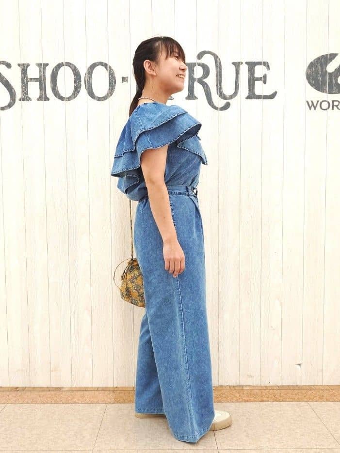 とろろさんの「SHOO･LA･RUE｜【セットアップ可/前後2WAY/オフショル2WAY】着こなしを楽しめる デニムフリルブラウス」を使ったコーディネート