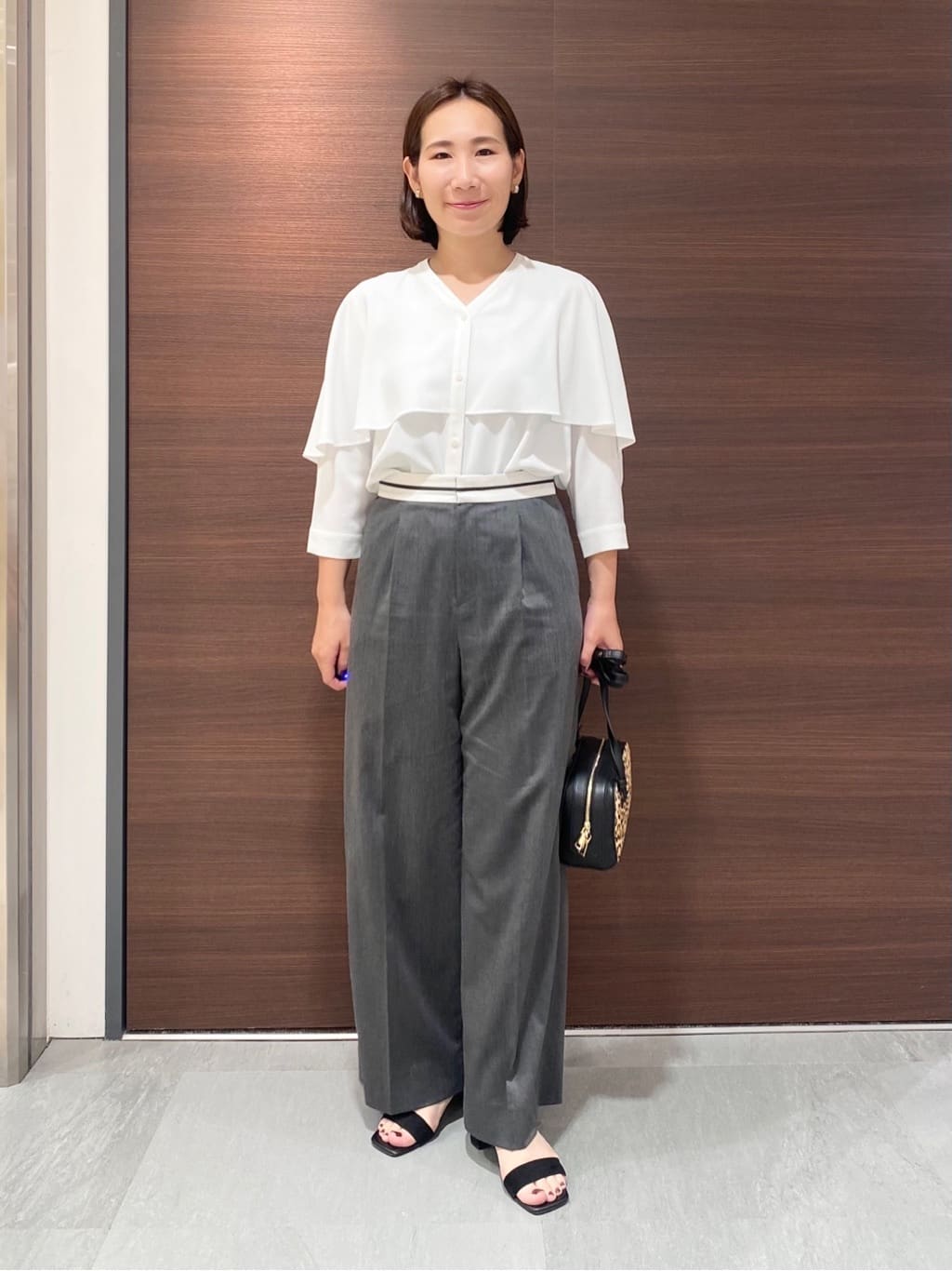YUKARIさんの「INDIVI｜【羽織りとしても活躍！】ケープカラーブラウス」を使ったコーディネート