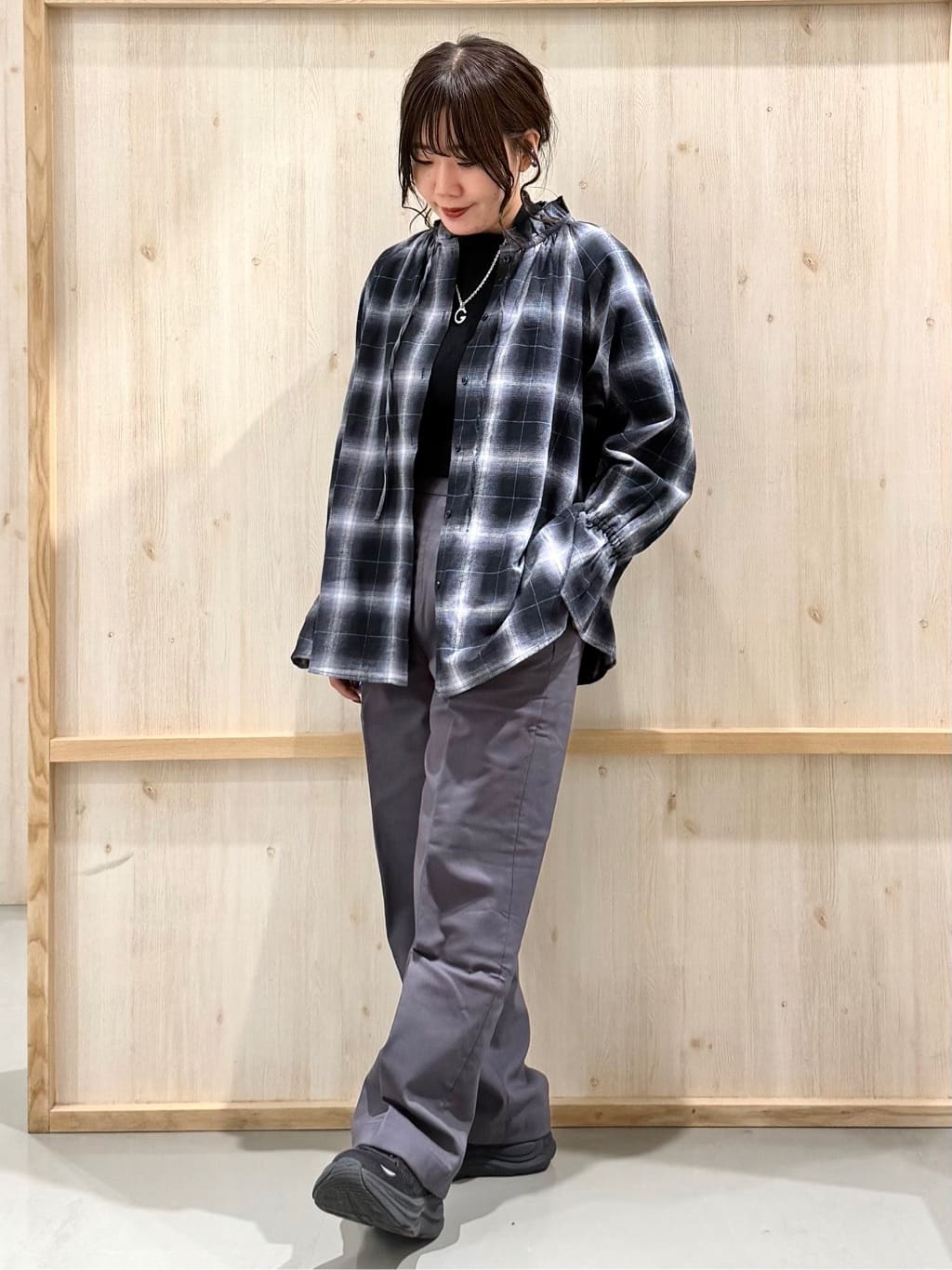 nanaさんの「THE SHOP TK｜起毛オンブレフリルブラウス」を使ったコーディネート