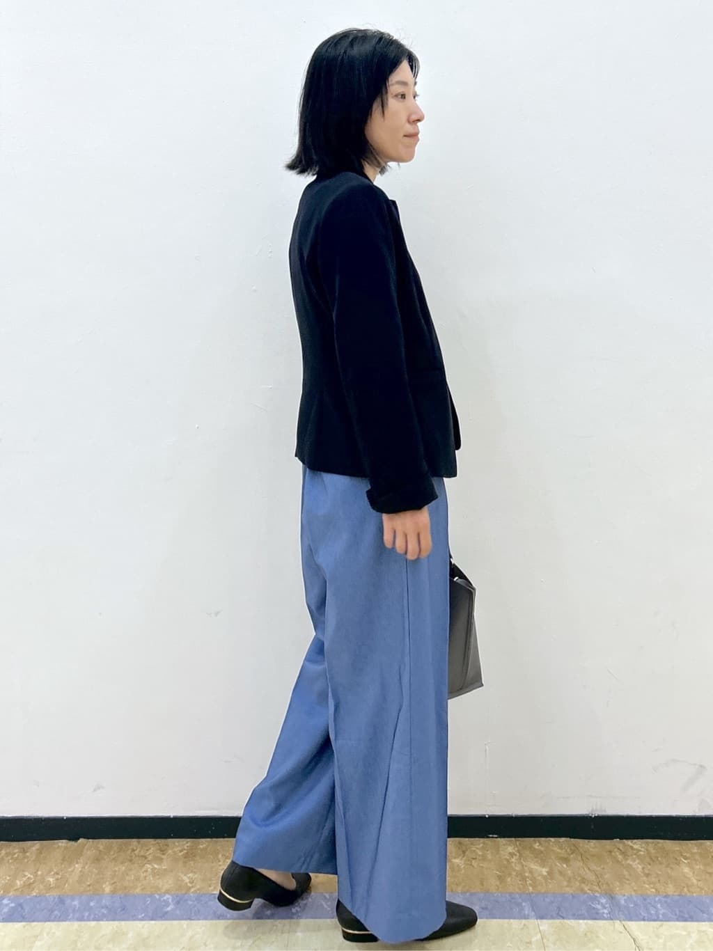 su.さんの「index｜【抗菌防臭加工／生活防水】メタルパーツVフラットパンプス」を使ったコーディネート