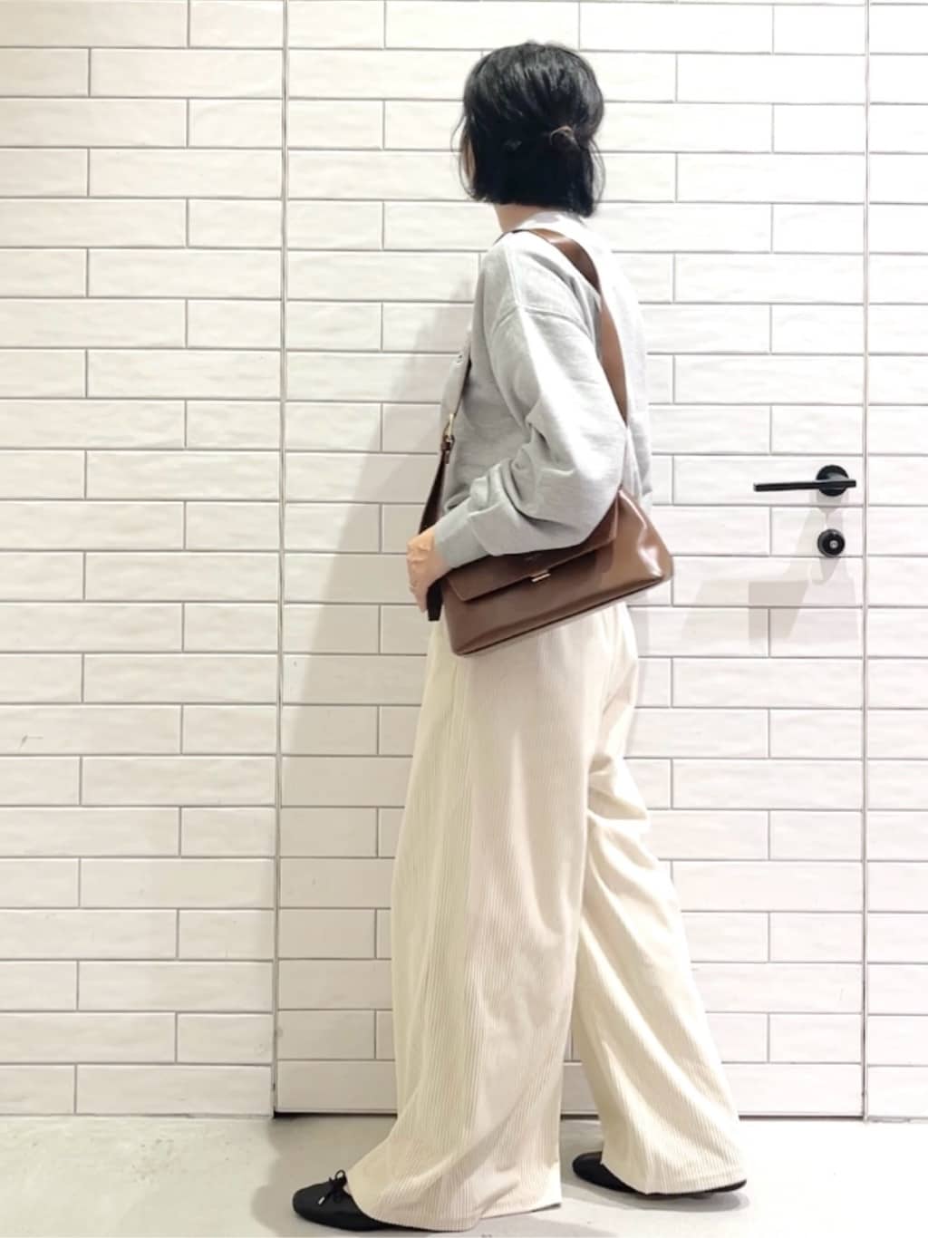 しおりさんの「OPAQUE.CLIP｜ゴーデュロイジャージイージーワイドパンツ【洗濯機OK】」を使ったコーディネート