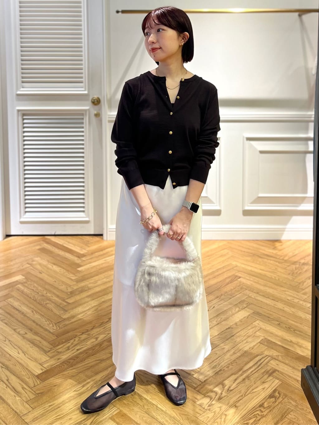 つじ まこさんの「DRESSTERIOR｜ストレッチヴィンテージサテンナロースカート」を使ったコーディネート