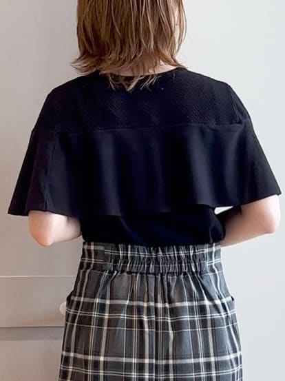 yamakoさんの「grove｜涼しくて華やか1枚で差の付く　ケープフリルニット」を使ったコーディネート