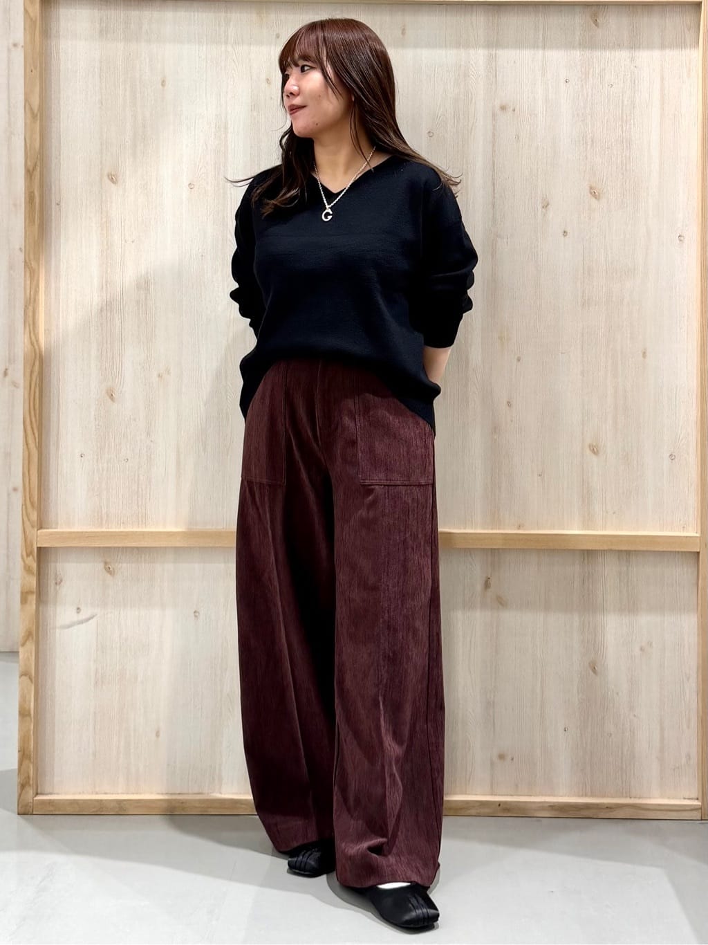 nanaさんの「THE SHOP TK｜【すっきりシルエットが叶う】大人のためのVネックニット/毛玉になりにくい/静電気防止/洗濯機OK」を使ったコーディネート