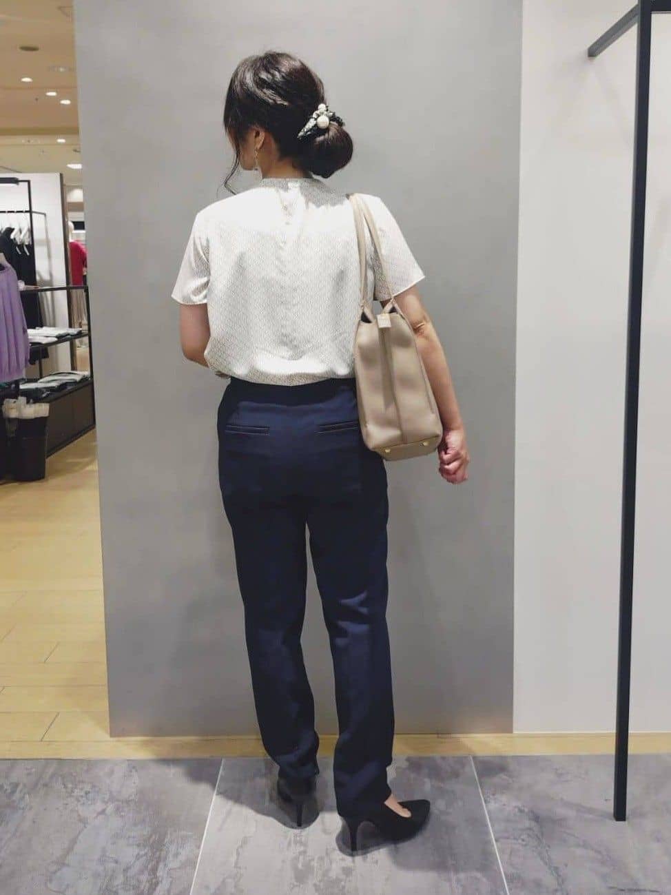 TOMOMIさんの「INDIVI｜【洗える／通勤／スーツ】メランジストレッチ テーパードパンツ」を使ったコーディネート