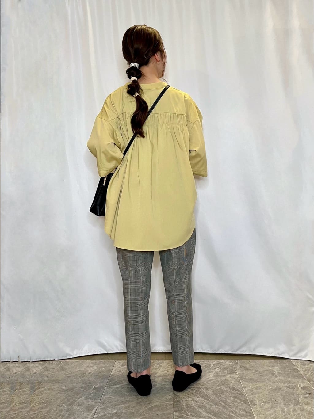 おうめさんの「SHOO･LA･RUE｜【S-LL/洗濯後しわになりにくい】バックギャザーがアクセント スッキパーブラウス」を使ったコーディネート