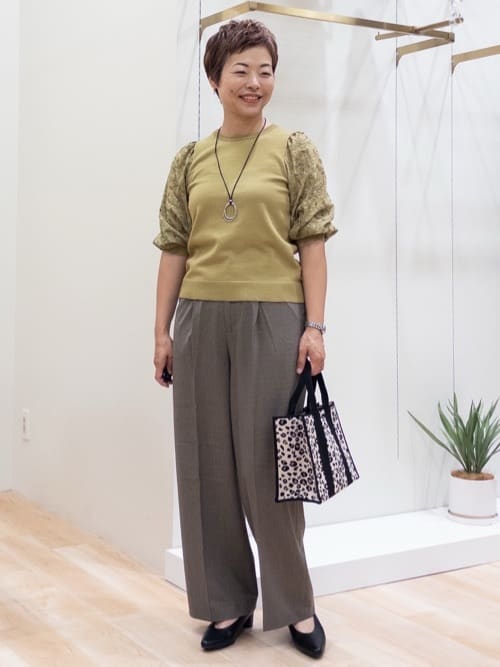 シュウコさんの「grove｜【二の腕カバー】繊細さと上品さをまとう袖刺繍プルオーバーニット」を使ったコーディネート