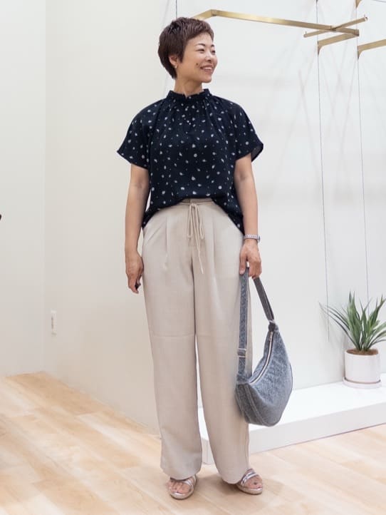 シュウコさんの「grove｜キレイも動きやすさも　美脚見えハイパーストレッチパンツ」を使ったコーディネート