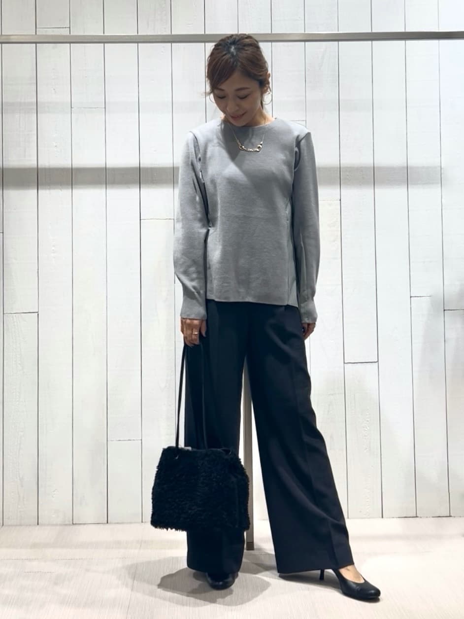 𝑹𝑶𝑴𝑰さんの「INDIVI｜【洗える／選べる8色】トーンアップニット」を使ったコーディネート