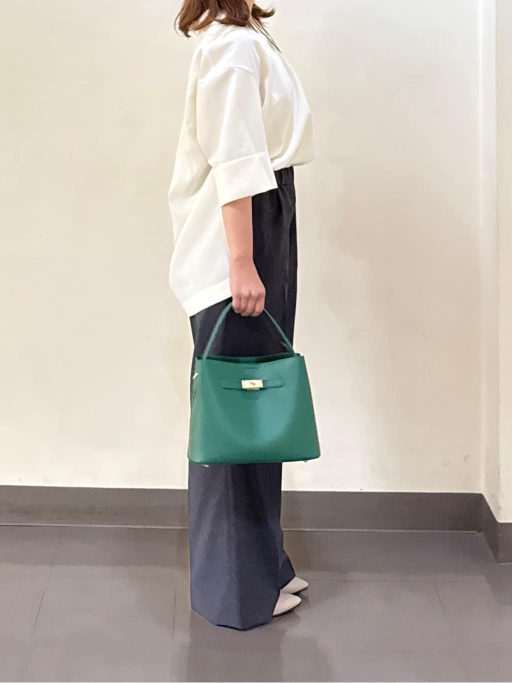 いくみさんの「UNTITLED｜【UVカット/接触冷感/吸水速乾/ゆったり】V開きネックシャツ」を使ったコーディネート