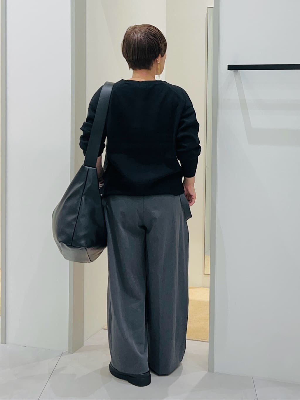 タナさんの「THE SHOP TK｜【すっきりシルエットが叶う】大人のためのVネックニット/毛玉になりにくい/静電気防止/洗濯機OK」を使ったコーディネート