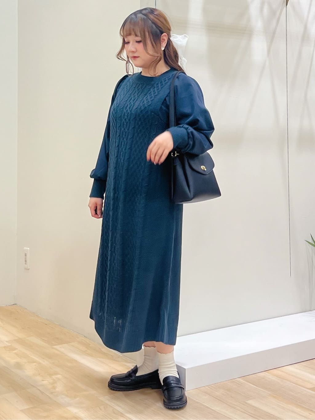 みことさんの「grove｜一枚で華やぐ、袖布帛ケーブルニットワンピース」を使ったコーディネート