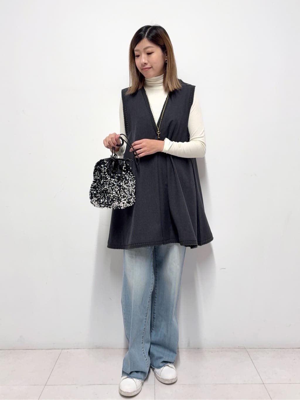 Nishijimaさんの「DRESSTERIOR｜【インナー使いに最適/しっとり暖かな吸湿発熱素材】タートルネックプルオーバー」を使ったコーディネート