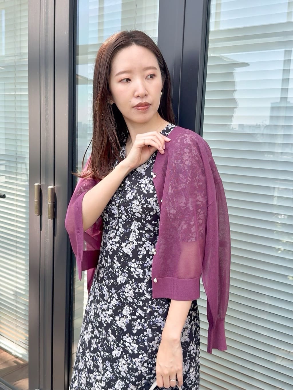 teiさんの「Couture brooch｜【一枚で着映える・通勤】Vネックフラワーワンピース」を使ったコーディネート