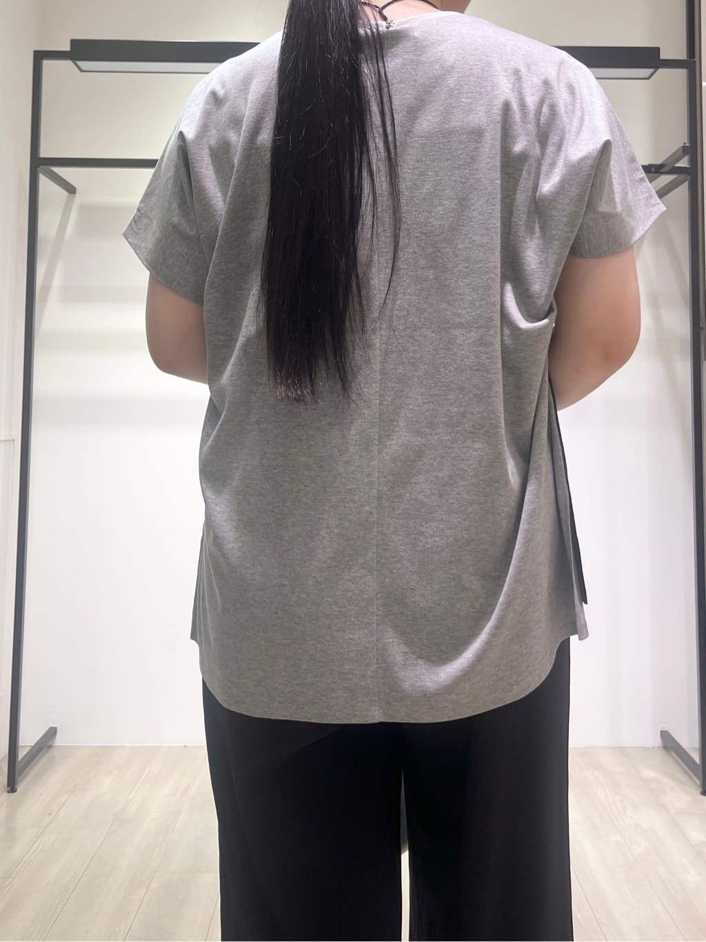 hasuさんの「INDIVI｜【洗える／汗ジミ防止】バイカラー＆アシメヘム Tシャツ」を使ったコーディネート