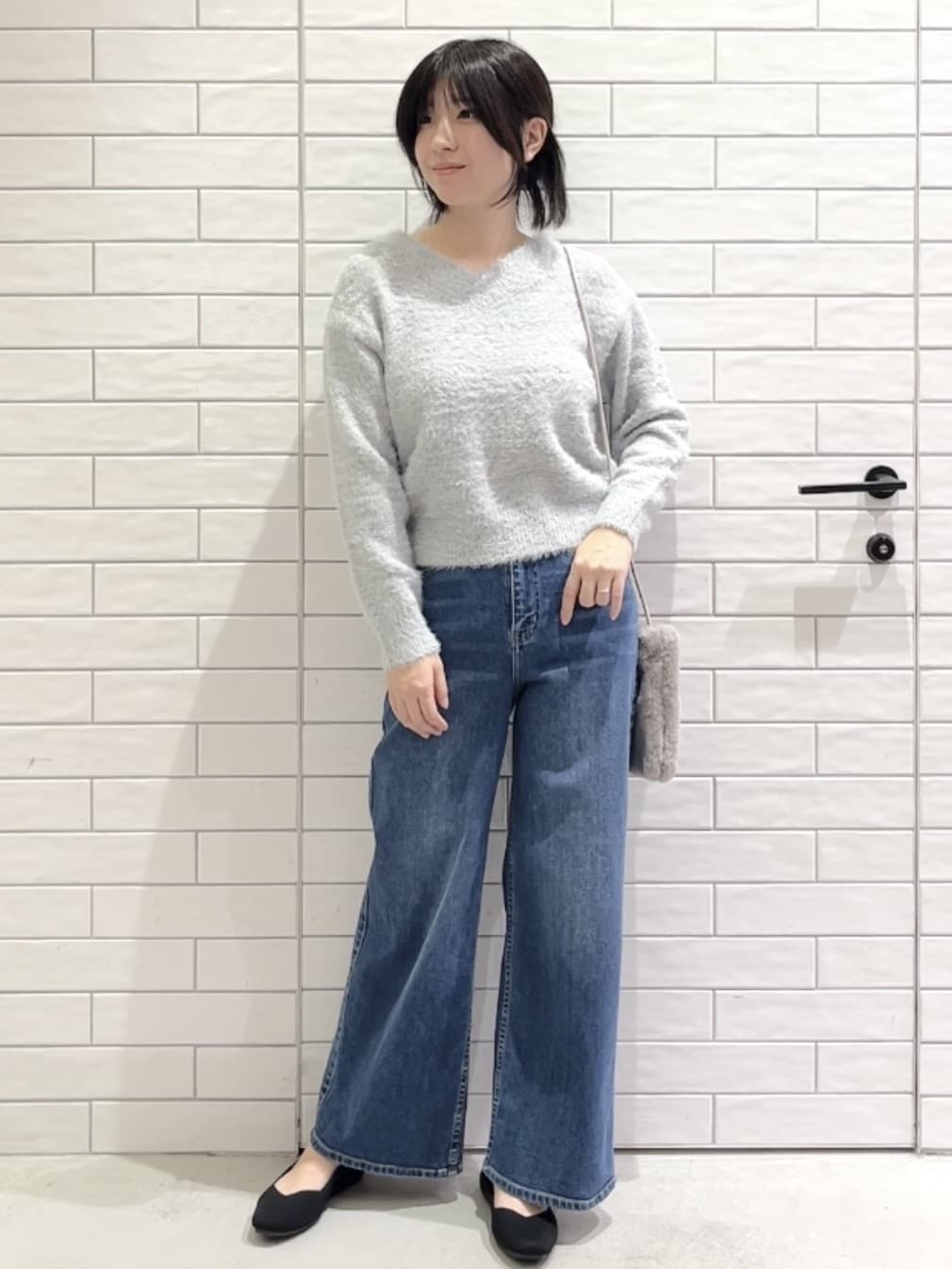 しおりさんの「OPAQUE.CLIP｜スパンコールフェザーVネックニット【洗濯機OK】」を使ったコーディネート