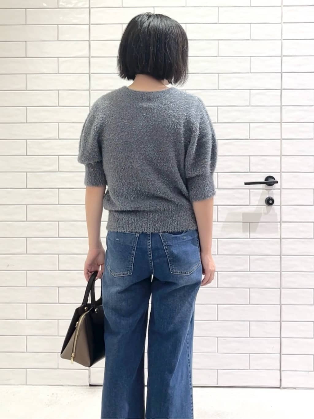 しおりさんの「OPAQUE.CLIP｜キラキラボリュームスリーブニット【洗濯機洗い可】」を使ったコーディネート