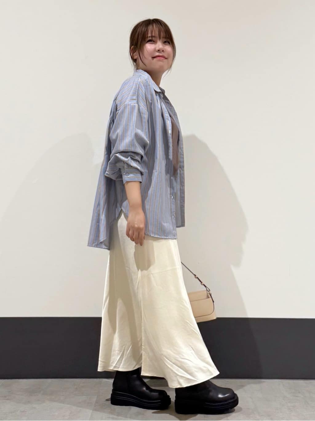 macchaさんの「THE SHOP TK｜【後ろ姿もサマになる】ストライプ バックシャーリングシャツ/体型カバー/洗える」を使ったコーディネート