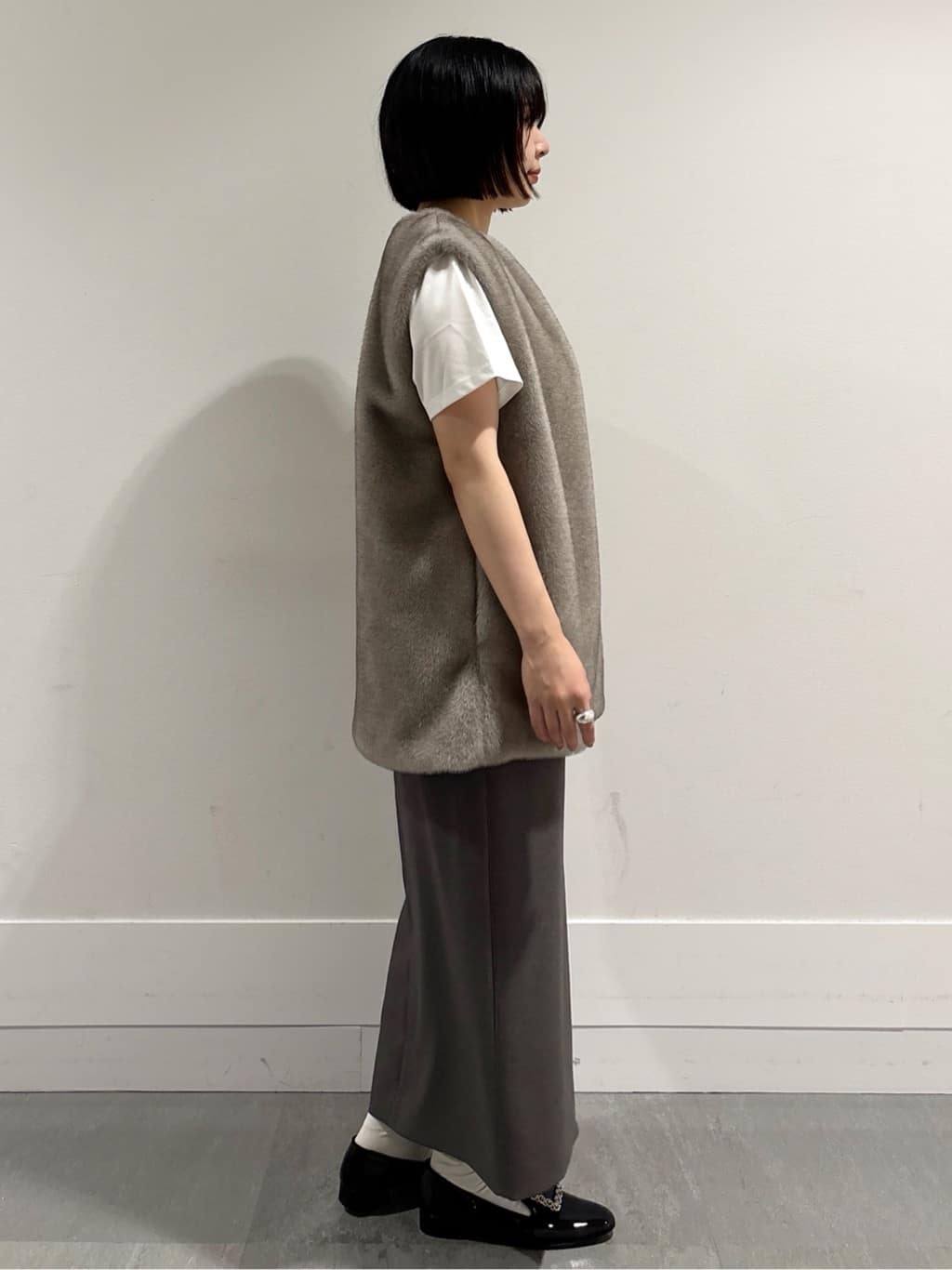 モエカさんの「UNTITLED｜【トレンド/ジレ】フェイクファーベスト」を使ったコーディネート