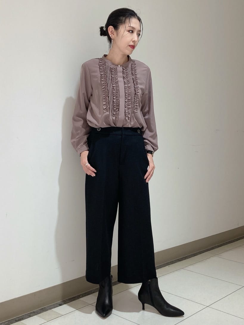 環さんの「UNTITLED｜【1枚で着映え/オンオフ着回し】フリルサテンブラウス」を使ったコーディネート