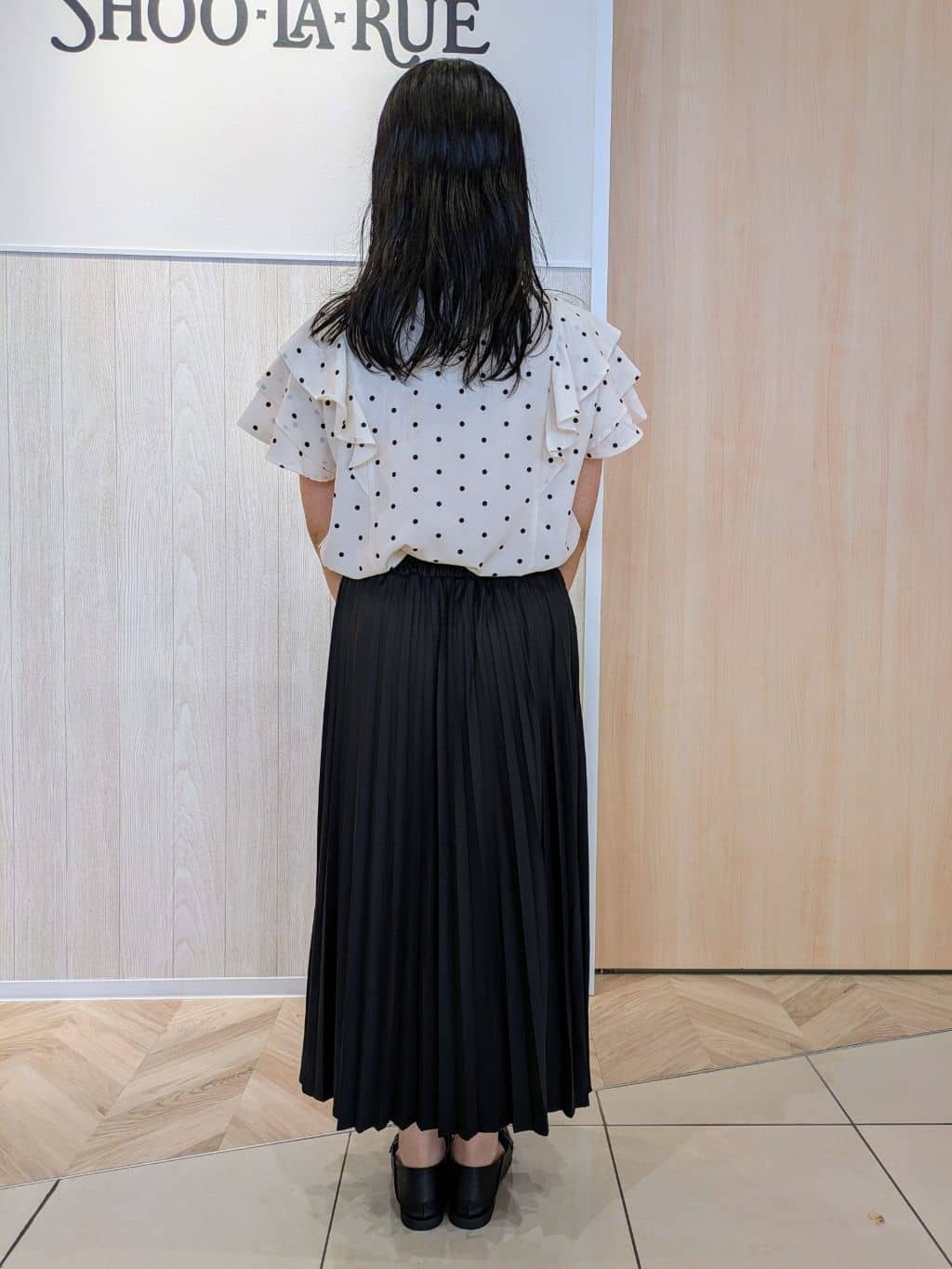 yuriさんの「SHOO･LA･RUE｜【無地/ドット柄】お袖フリルが華やぐ きれいめブラウス」を使ったコーディネート