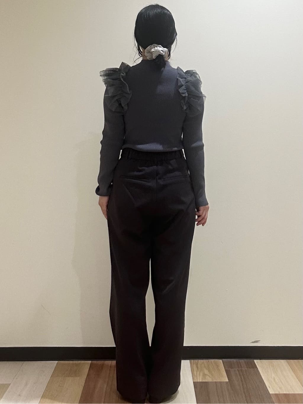 T.eさんの「OPAQUE.CLIP｜ショルダーチュールフリルハイネックニット【洗濯機OK／抗ピル】」を使ったコーディネート