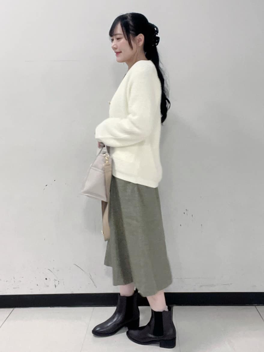 Hitomiさんの「index｜バックシャン小花刺繍ベロアトップス【洗濯機OK】」を使ったコーディネート