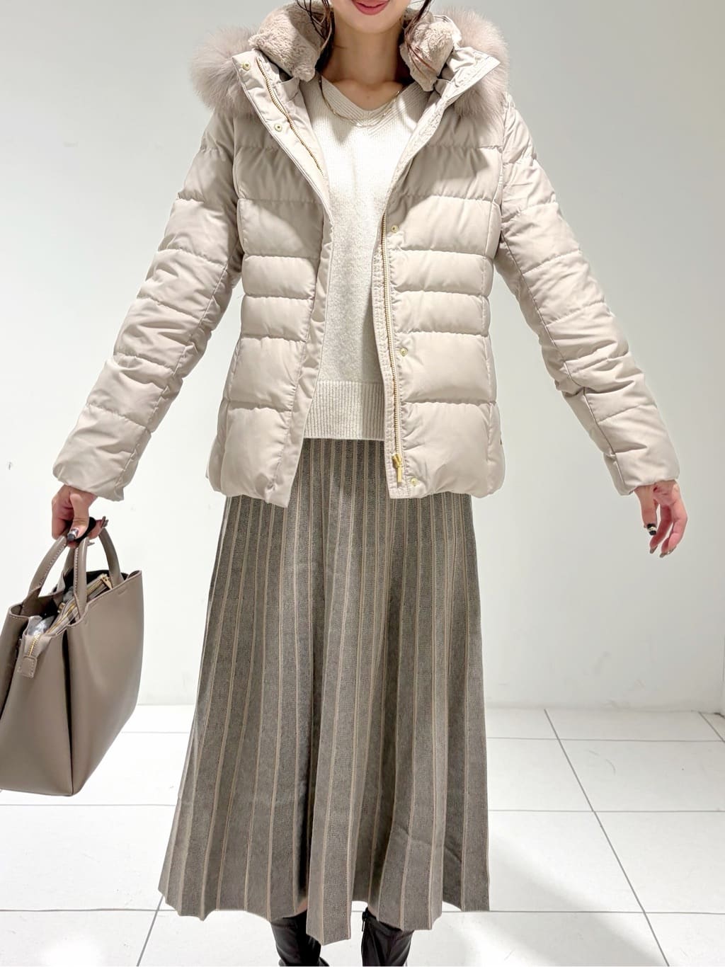 shioriさんの「INDIVI｜【名品／撥水／抗菌防臭】ショート丈リサイクルダウンコート」を使ったコーディネート