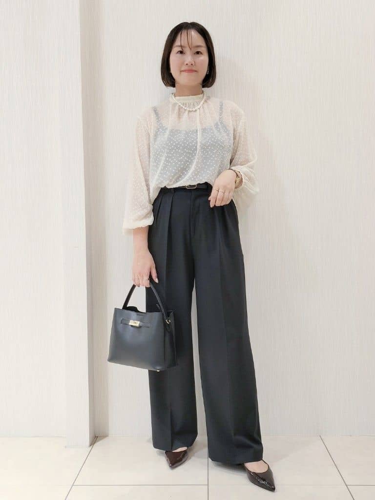 naokoさんの「UNTITLED｜【洗える/はっ水/後ろウエストゴム】ストレッチ2タックワイドパンツ」を使ったコーディネート