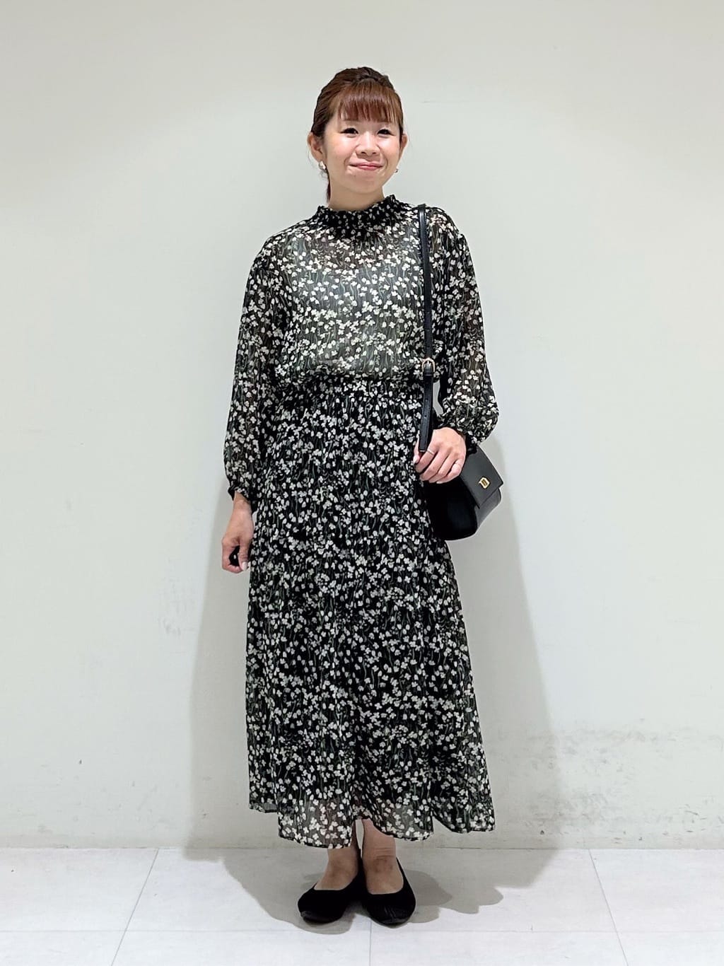 tsuyuさんの「INDIVI｜【秋映え柄/セットアップ可能】フラワーシフォンブラウス」を使ったコーディネート