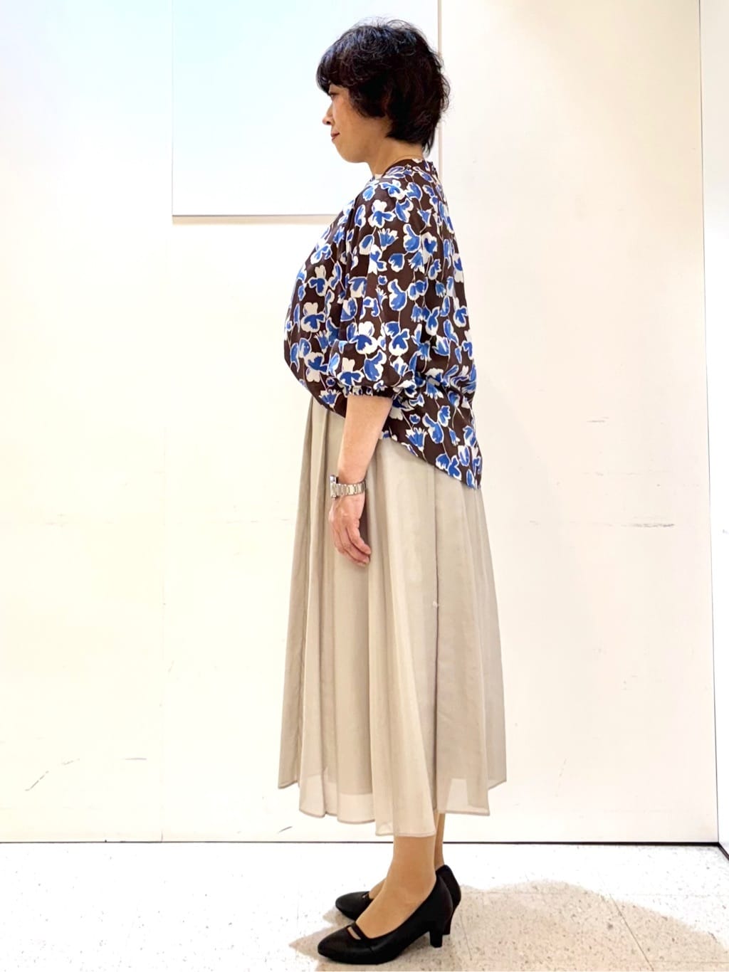 ヤスコさんの「Reflect｜【ジャケットのインナーにおすすめ◎】花柄タックデザインブブラウス」を使ったコーディネート