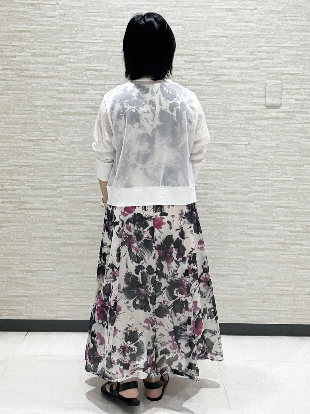 KITAさんの「UNTITLED｜【シアー/エレガント/花柄/夏ワンピ】ペイントフラワーワンピース」を使ったコーディネート