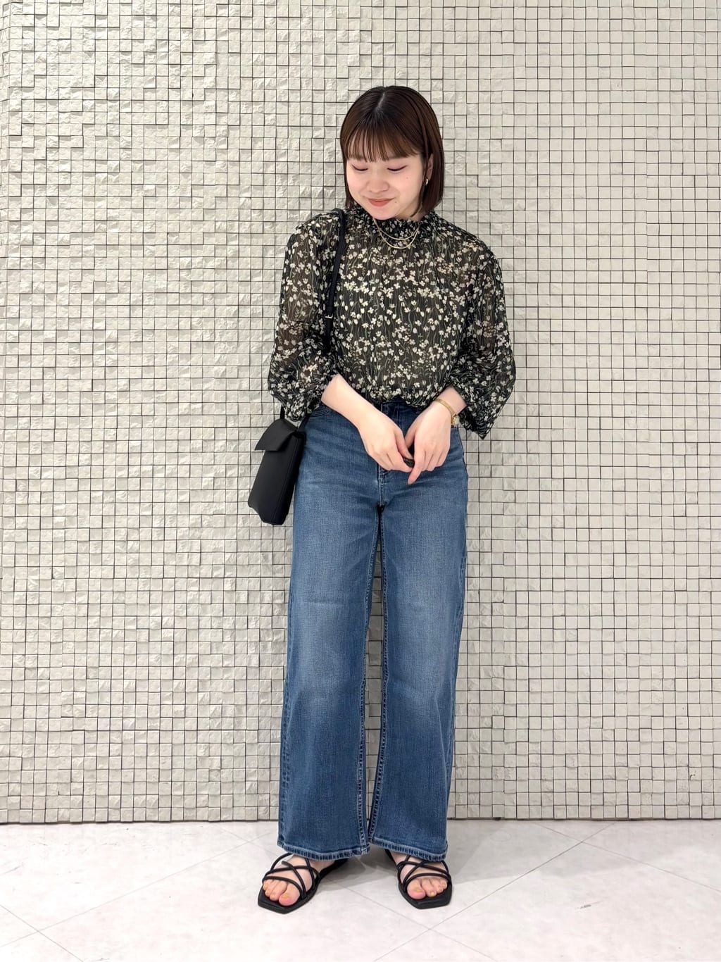 sakuさんの「INDIVI｜【褒められデニム】ワイドストレート デニムパンツ」を使ったコーディネート