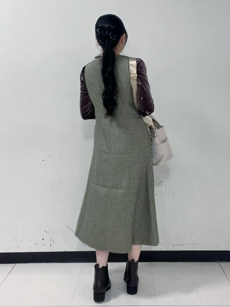 Hitomiさんの「index｜バックシャン小花刺繍ベロアトップス【洗濯機OK】」を使ったコーディネート