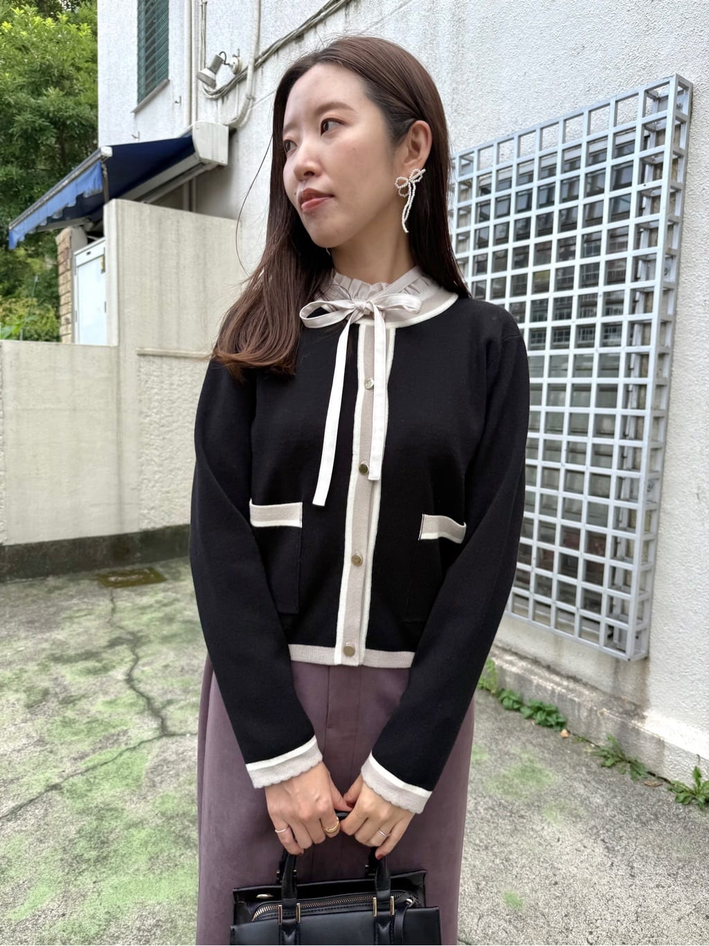 teiさんの「Couture brooch｜【高見え・通勤・大人可愛い】配色総針スカラカーディガン」を使ったコーディネート